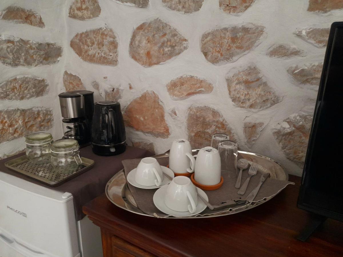 شقة The Two Carob Trees, Traditional Stonehouse, Nikandri, Pirgos Diros Lefkias المظهر الخارجي الصورة