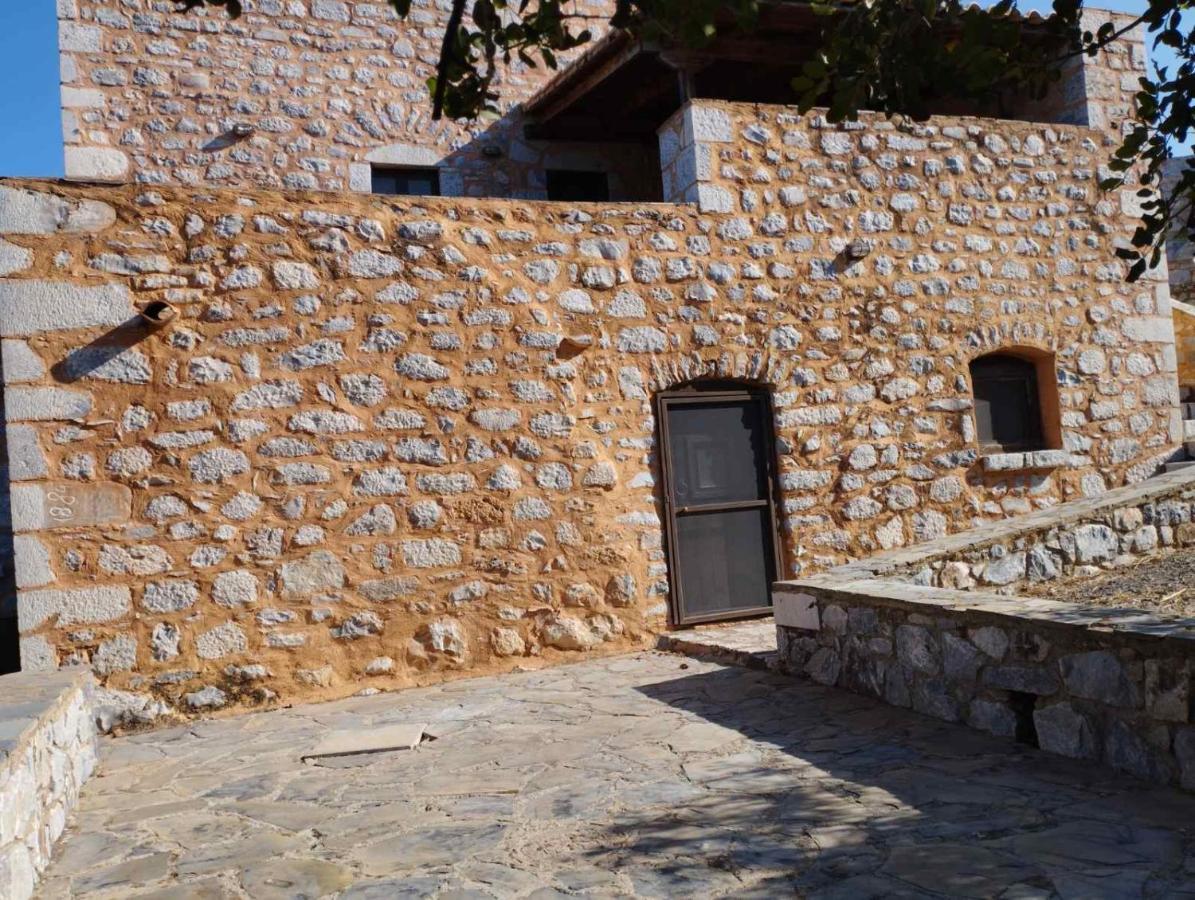 شقة The Two Carob Trees, Traditional Stonehouse, Nikandri, Pirgos Diros Lefkias المظهر الخارجي الصورة