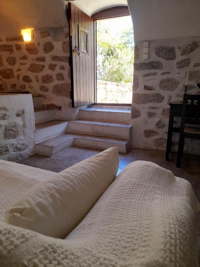 شقة The Two Carob Trees, Traditional Stonehouse, Nikandri, Pirgos Diros Lefkias المظهر الخارجي الصورة