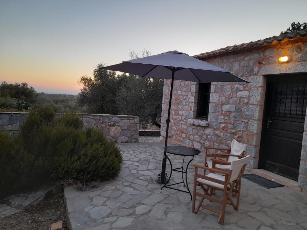 شقة The Two Carob Trees, Traditional Stonehouse, Nikandri, Pirgos Diros Lefkias المظهر الخارجي الصورة
