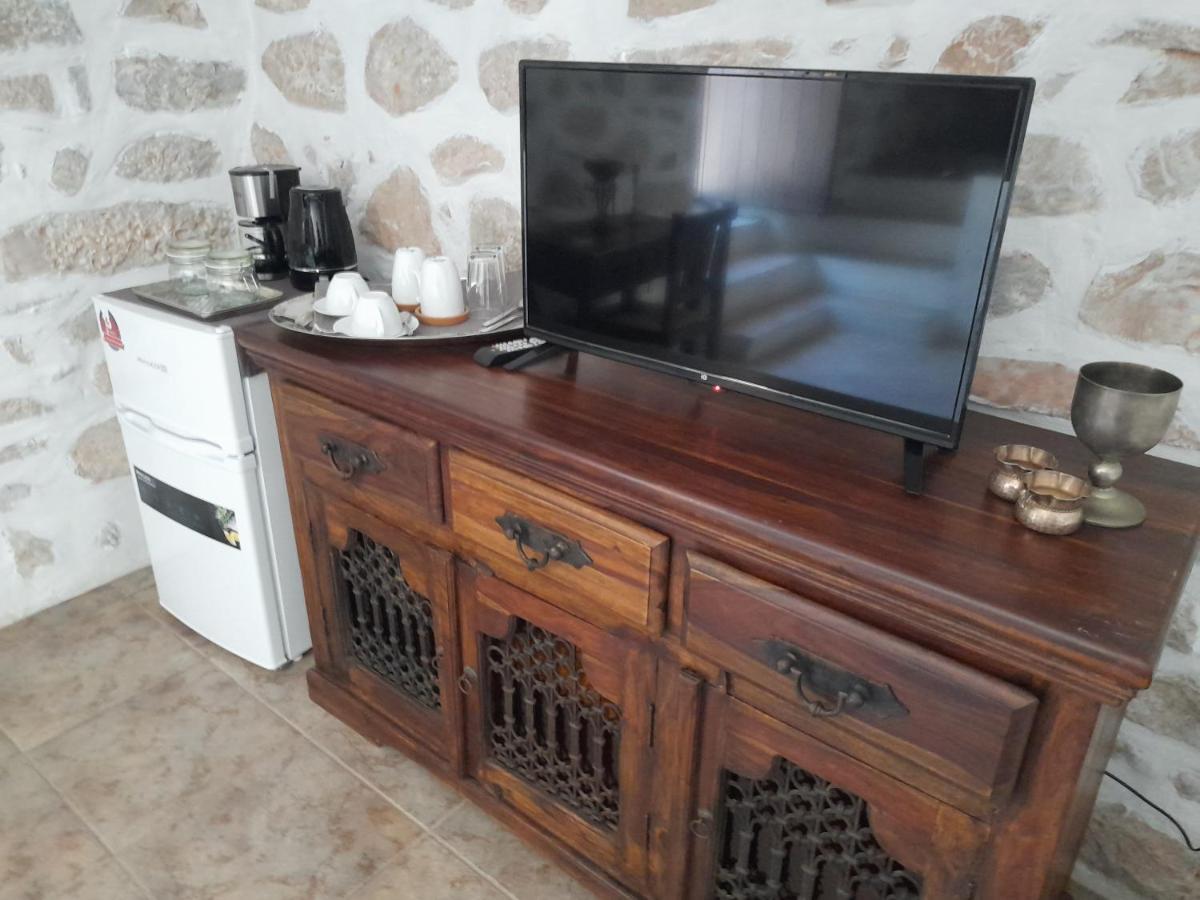 شقة The Two Carob Trees, Traditional Stonehouse, Nikandri, Pirgos Diros Lefkias المظهر الخارجي الصورة