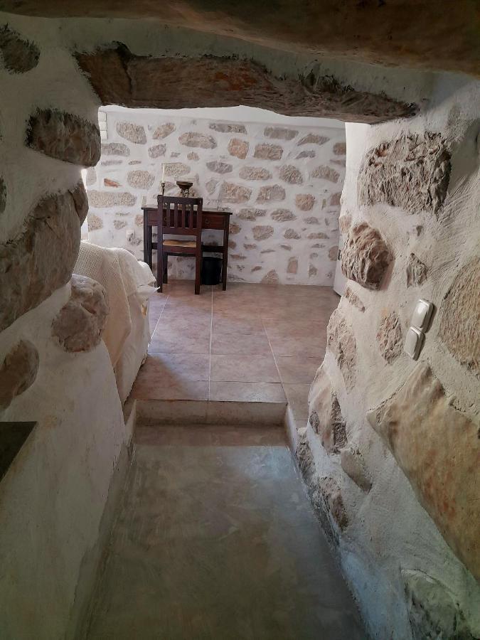 شقة The Two Carob Trees, Traditional Stonehouse, Nikandri, Pirgos Diros Lefkias المظهر الخارجي الصورة