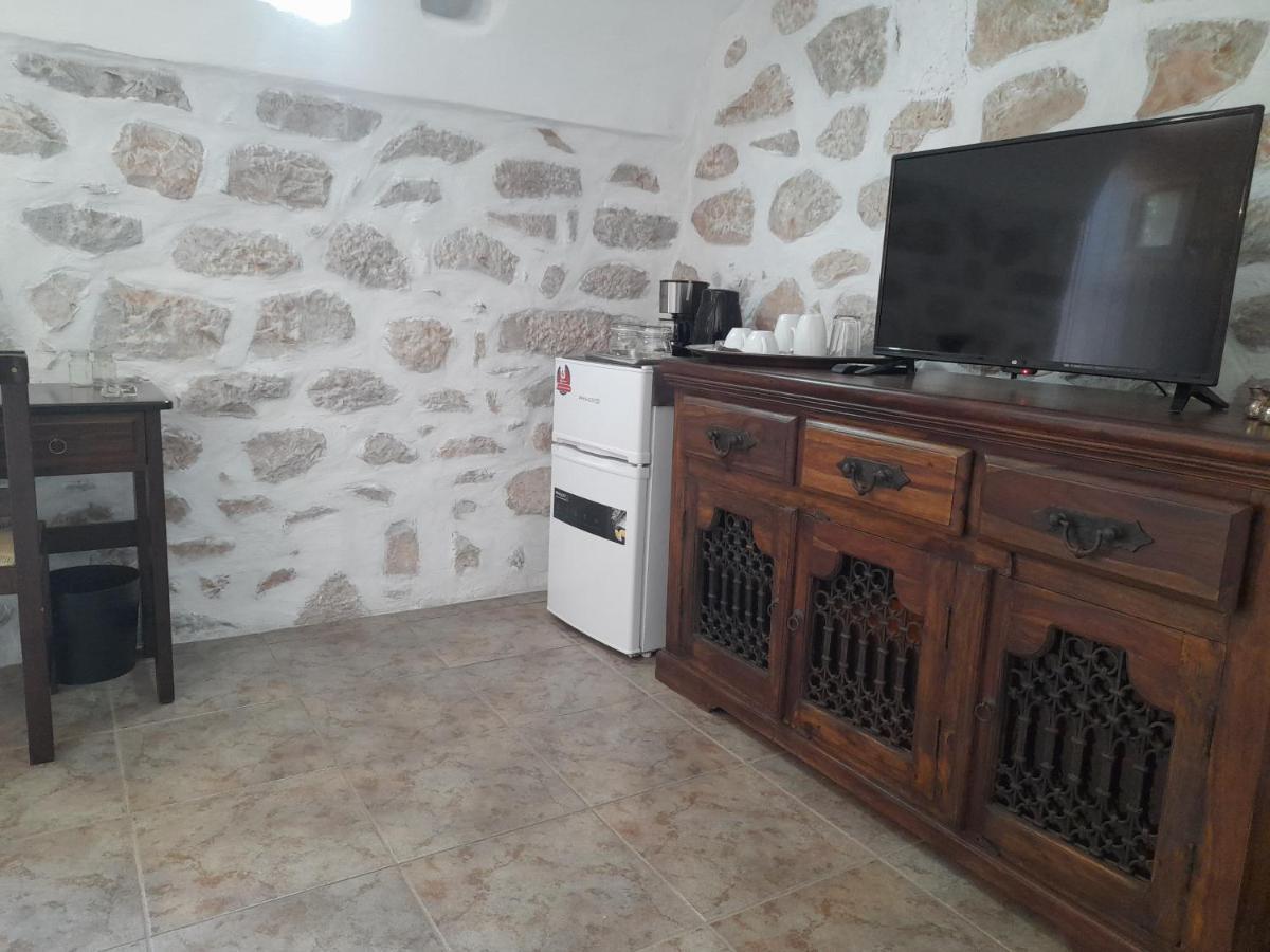 شقة The Two Carob Trees, Traditional Stonehouse, Nikandri, Pirgos Diros Lefkias المظهر الخارجي الصورة