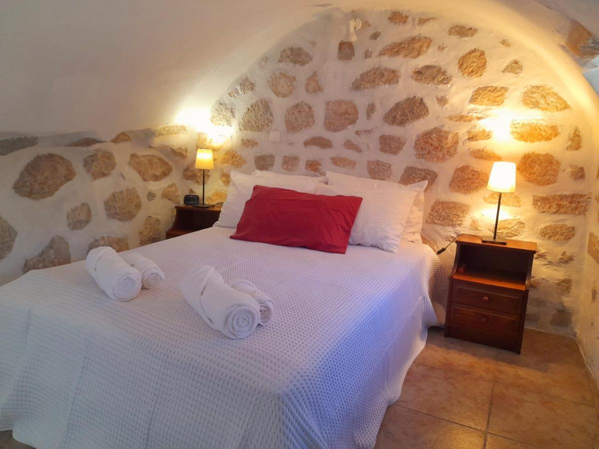 شقة The Two Carob Trees, Traditional Stonehouse, Nikandri, Pirgos Diros Lefkias المظهر الخارجي الصورة