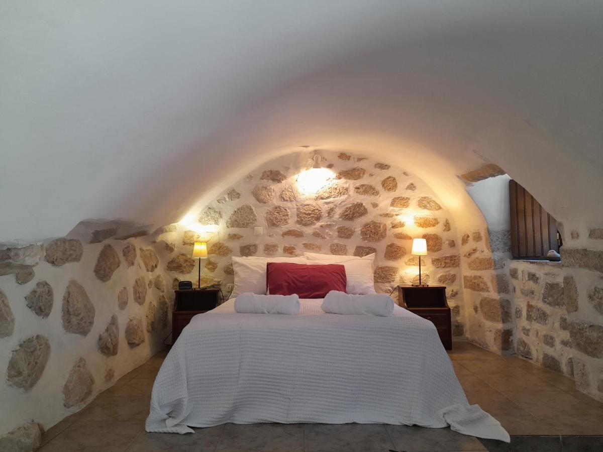 شقة The Two Carob Trees, Traditional Stonehouse, Nikandri, Pirgos Diros Lefkias المظهر الخارجي الصورة