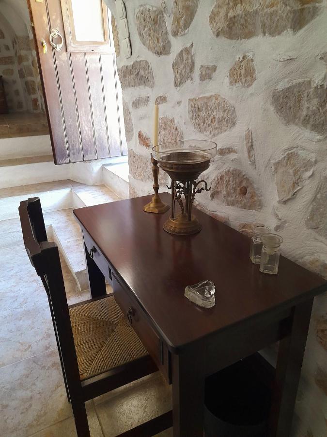 شقة The Two Carob Trees, Traditional Stonehouse, Nikandri, Pirgos Diros Lefkias المظهر الخارجي الصورة