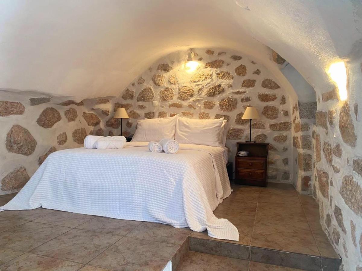 شقة The Two Carob Trees, Traditional Stonehouse, Nikandri, Pirgos Diros Lefkias المظهر الخارجي الصورة