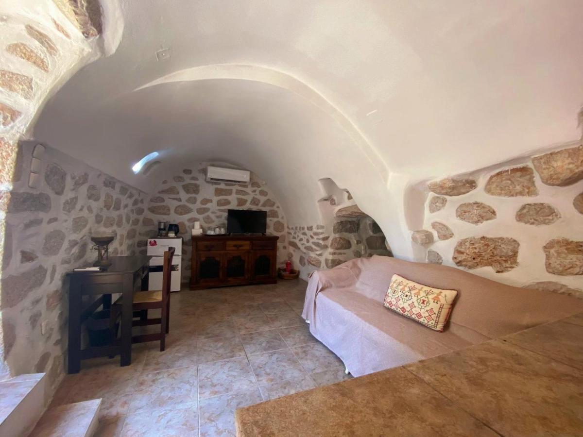 شقة The Two Carob Trees, Traditional Stonehouse, Nikandri, Pirgos Diros Lefkias المظهر الخارجي الصورة