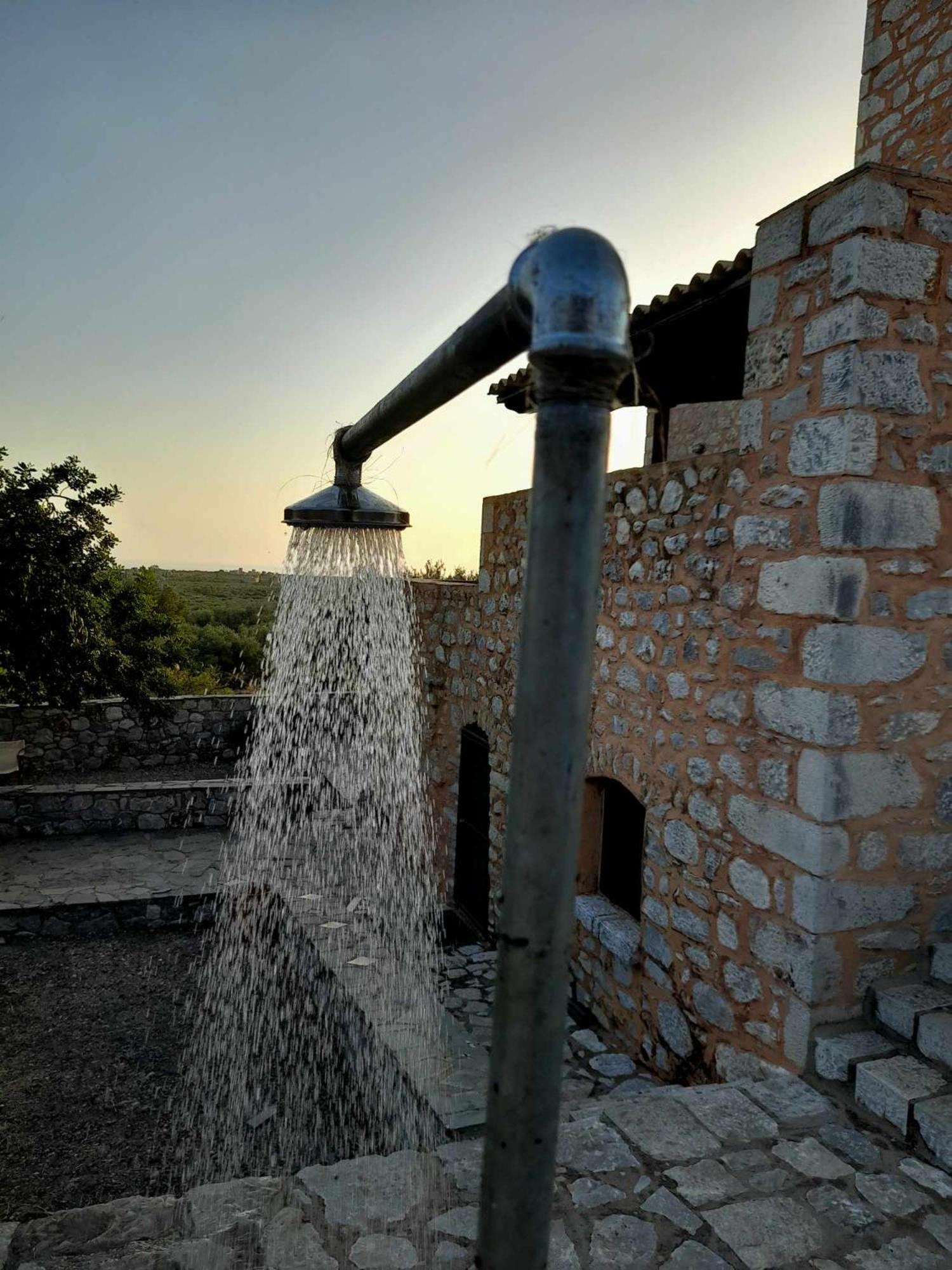 شقة The Two Carob Trees, Traditional Stonehouse, Nikandri, Pirgos Diros Lefkias المظهر الخارجي الصورة